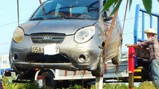 Xế hộp cắm đầu xuống ao, 3 người bị thương