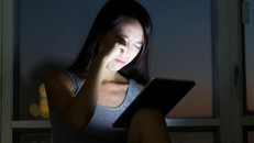 Cô gái trẻ suýt bị mù vì xem phim Hàn Quốc trong suốt 18 giờ