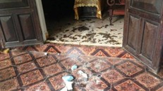 Không chịu nộp ‘phí lậu’, nửa đêm bị côn đồ đập phá nhà