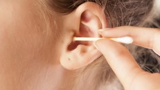 Nguy hại khôn lường từ thói quen lấy ráy tai sai cách