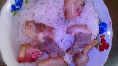 Quảng Nam: Thịt lợn trong tô bún biến màu đỏ tươi như máu