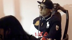 Kinh hãi người chết ngồi vắt vẻo hút thuốc giữa đám tang