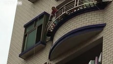 Thót tim khoảnh khắc 'hứng' em bé rơi từ tầng 5 [VIDEO]