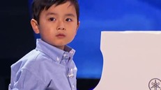 Người Mỹ ‘phát cuồng’ vì thần đồng piano gốc Việt 4 tuổi rưỡi