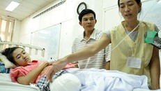 Nữ sinh bị cưa cụt chân: Bệnh viện hứa lo lâu dài