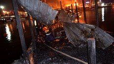 Náo loạn vì tàu du lịch cháy nổ lớn ở cảng Nha Trang