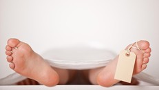 Bị tưởng nhầm là xác chết vì mùi...hôi chân