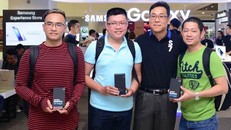 Hà Nội: Người mua Galaxy S7 không ngại bỏ thử máy vào nước