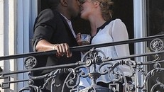 Phản cảm nữ cảnh sát bị bắt gặp ‘mây mưa’ ngoài ban công