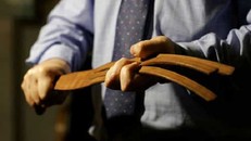 Thầy giáo đánh học sinh chấn thương, lỗi do ai?