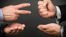 Khoa học mách bạn cách để luôn thắng khi chơi oẳn tù tì