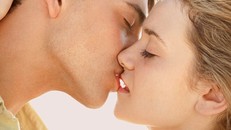 Khoa học lý giải vì sao khi hôn nhau phải nhắm mắt