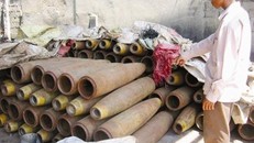 Làng kiếm sống bằng nghề nấu... bom ở Diễn Hồng