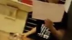 Bị người đàn ông lạ đến nhà, bỏ lại... cọc tiền