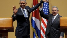 Ông Obama muốn ôm chủ tịch Raul Castro nhưng bị khước từ?