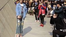 Minh Hằng đầy 'chất chơi' thu hút nhiều ống kính ở Hàn Quốc