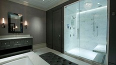 Khách sạn lắp tường kính trong suốt cho nhà tắm với mục đích gì?