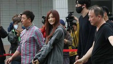 35 cảnh sát hộ tống một sao Hàn thi tốt nghiệp cấp hai