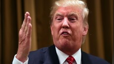 Tỷ phú Trump 'đại chiến' Ted Cruz sau vụ vợ bị tung ảnh nóng