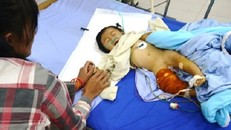 Lâm Đồng: Bé gái 9 tháng tuổi bị bắn 8 viên đạn vào người