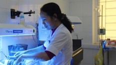 Bé sơ sinh ngạt thở vì mẹ cho sưởi ấm bằng than đá