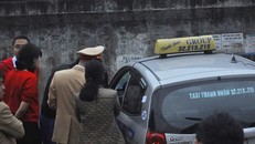 Tin mới nhất về sức khỏe bé 2 tuổi bị taxi đâm ở Hà Nội