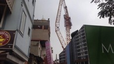 Hiện trường kinh hoàng vụ cần cẩu 50m gãy sát nhà dân ở Hà Nội