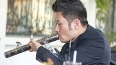 Bằng Kiều rít thuốc lào ở buổi chuẩn bị đêm nhạc tri ân ngày 8/3