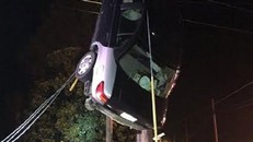 Thót tim với màn xe phi lên cột điện cao thế, lơ lửng suốt 2 giờ