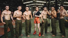 Trương Ngọc Ánh khoe ngực đầy, eo thon chỉ đạo trai đẹp cơ bắp