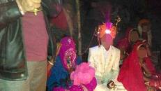 Đám cưới bí mật của cô dâu 2 tuổi gây sốc ở Ấn Độ