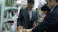 Hỏng đầm tôm, ông Đoàn Văn Vươn tiếp thị vịt sạch ở Thủ đô