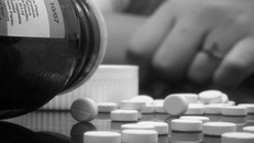 Sống sót thần kỳ vì uống thuốc ngủ... rởm