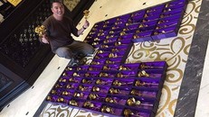 'Sáng mắt' với 200 bông hồng bằng vàng Mr Đàm dành tặng fan 8/3