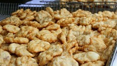 ‘Chảy nước miếng’ với đặc sản chả mực giã tay Hạ Long 