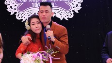 Hiệp Gà khóc nức nở, hôn vợ 3 trong tiếng vỗ tay của quan khách