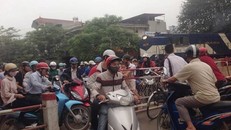 Hy hữu tàu hỏa phanh gấp, nhường đường cho xe máy tại Hà Nội