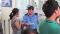 Bệnh viện Nhi Trung ương: Bảo vệ cũng là 'bảo mẫu'