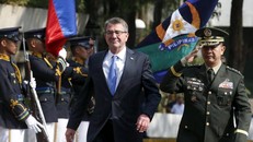 Bộ trưởng Quốc phòng Mỹ đến thăm tàu sân bay ở Biển Đông