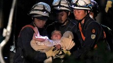Bé 8 tháng tuổi sống sót kỳ diệu trong vụ động đất ở Nhật Bản