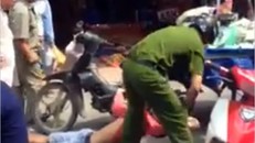 Người bán hàng rong bị công an quật ngã ngất xỉu nói gì?