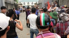 Hơn 2.000 công nhân đình công, ném mắm tôm và trứng thối 