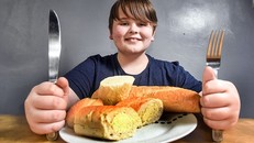 Cậu bé chỉ ăn bánh mì tỏi suốt 8 năm sau khi chữa khỏi ung thư