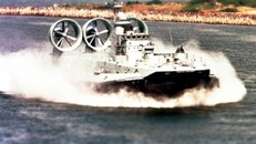 Cận cảnh siêu tàu đổ bộ Zubr khai hỏa diệt mục tiêu trên biển