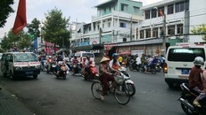 Hoang mang vì đoàn xe cứu thương chở 300 bệnh nhi