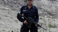 Nữ cảnh sát Mexico bị đình chỉ vì khoe ngực trần trên xe tuần tra