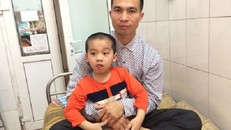 Sau khi mổ ruột thừa, bé trai bị liệt luôn 2 chân