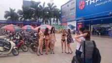 Phản cảm siêu thị Trần Anh cho nhân viên mặc bikini câu khách