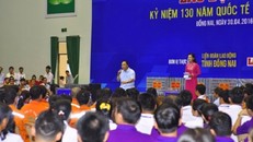 Thủ tướng ngồi ghế công nhân nói chuyện với người lao động