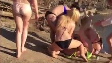 Cô gái bị hành hung trên bãi biển, 30 người làm ngơ [VIDEO]